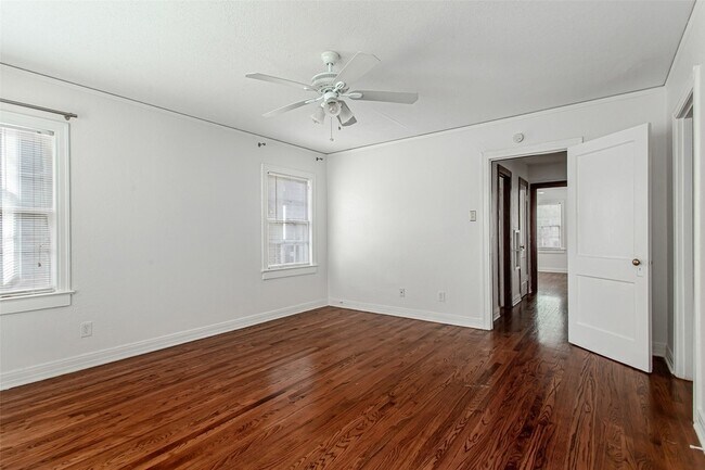 Building Photo - 5918 La Vista Dr