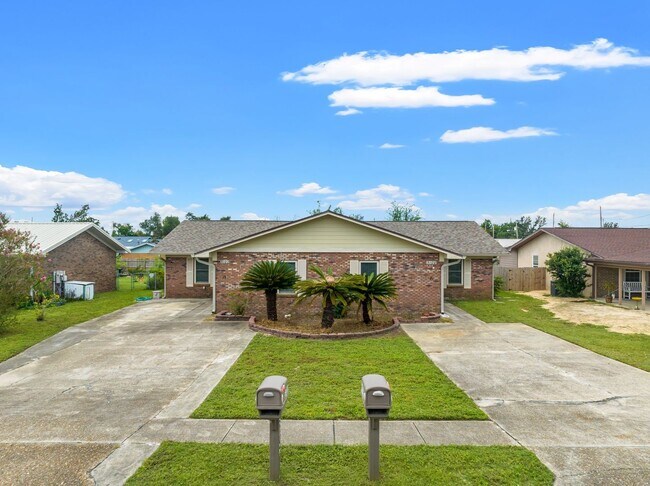 Building Photo - Charming 3Bed/2Ba Duplex Unit Convenient t...