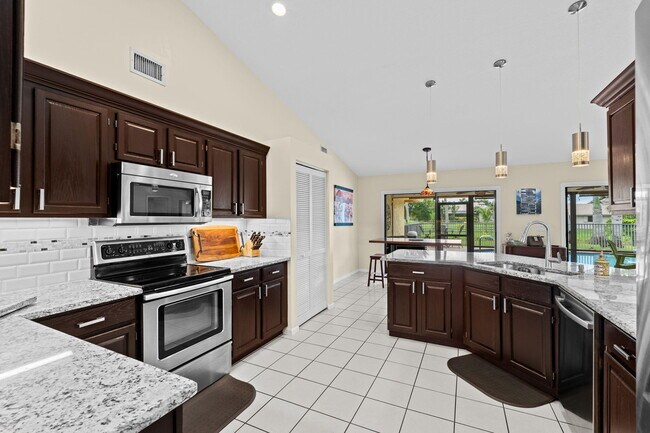 Building Photo - 1707 Primrose Ln