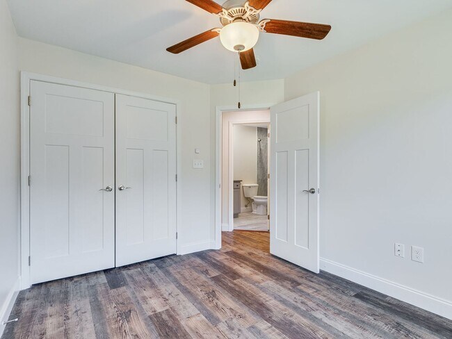 Building Photo - 3 Br 2.5 Bath Townhouse Garage