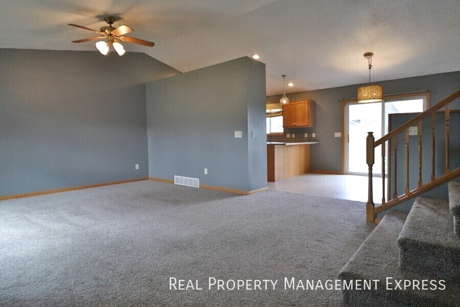 Building Photo - 3 Bed 2 Bath home with Double Garage