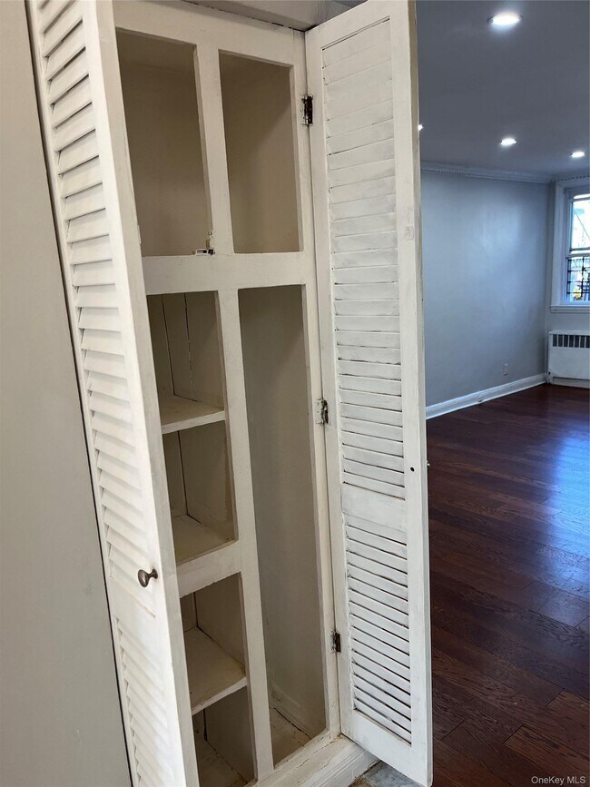 Building Photo - 1650 E 48th St