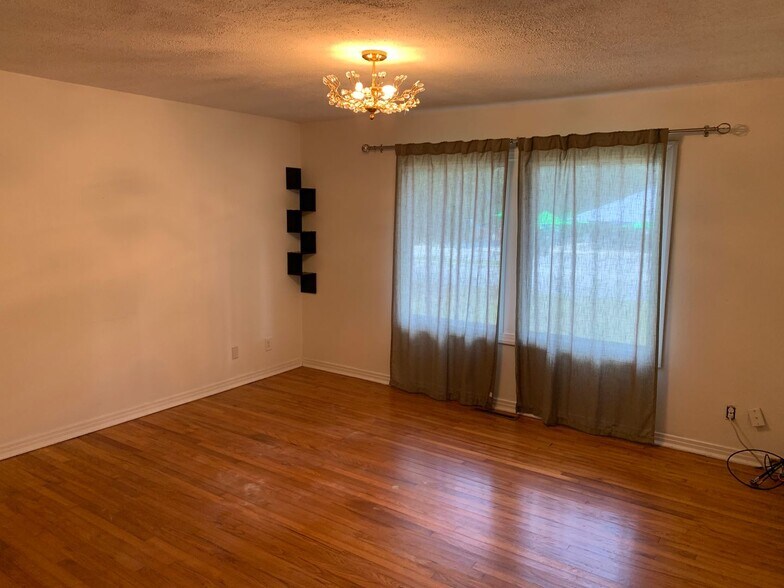 Building Photo - Super Cute One Level Home Across from New ...