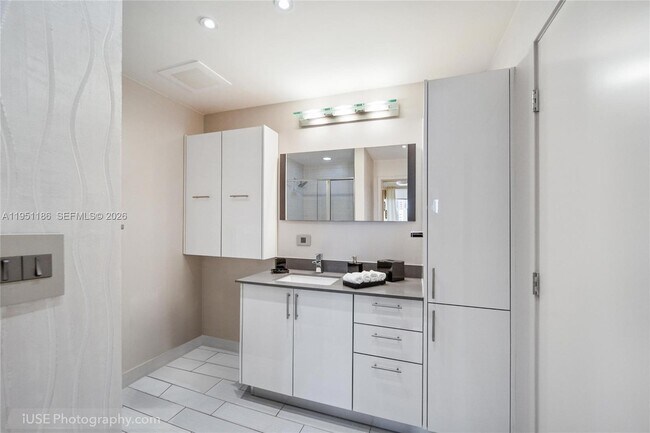 Building Photo - 999 SW 1st Ave