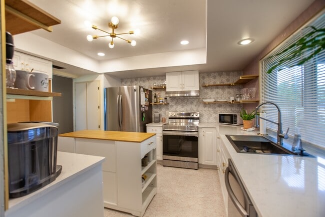 Building Photo - 1323 Torreya Cir