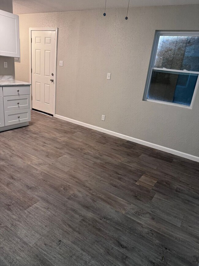 Building Photo - Nice 3 bedroom 1 bath home