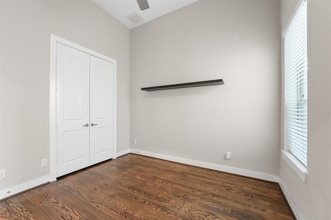 Building Photo - 5815 E Post Oak Ln