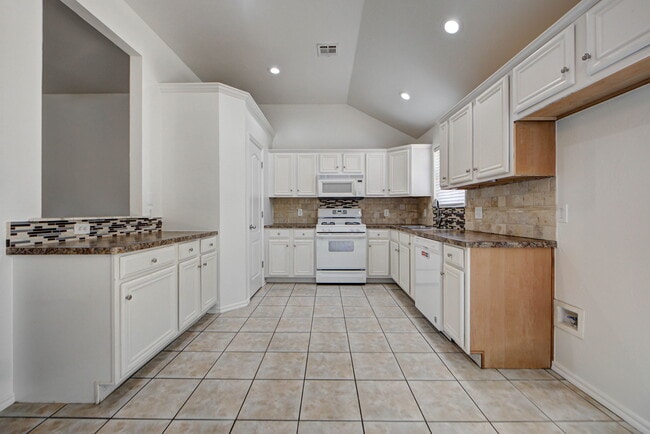 Building Photo - 608 Cavecreek St