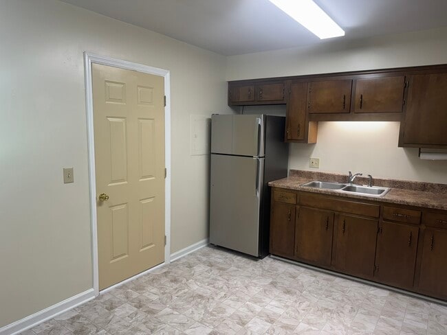 Building Photo - 369 Deer Lake Dr