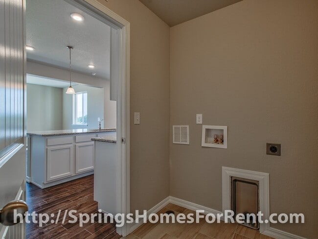 Building Photo - Rockrimmon Townhouse with Two Car Garage