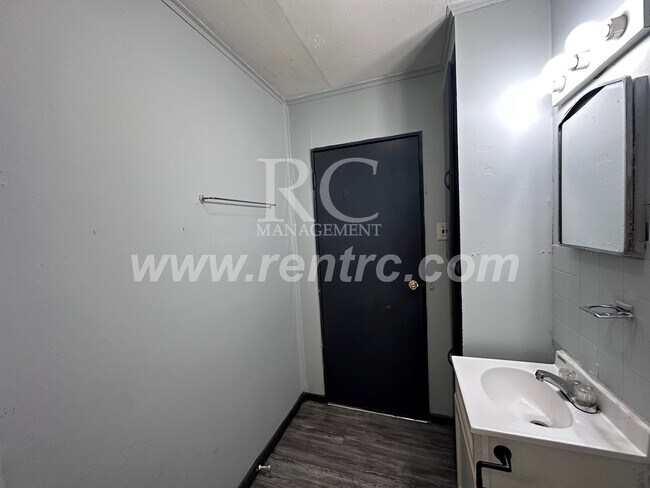 Building Photo - 605 Pixley-