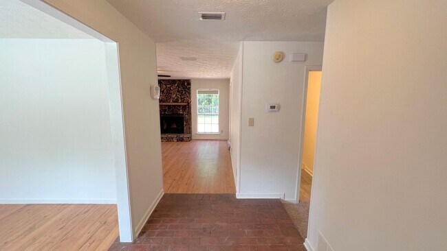 Building Photo - Lovely 3-Bedroom