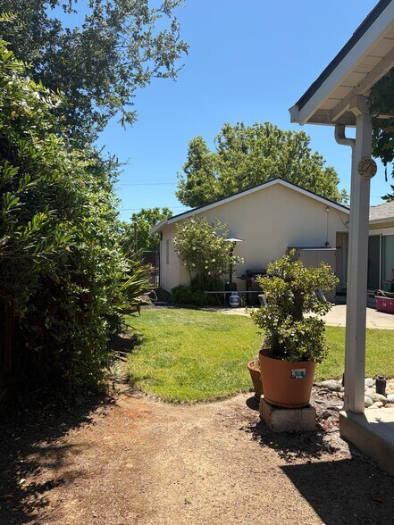 Building Photo - 3882 Yale Way