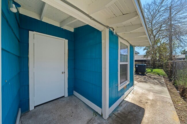Building Photo - 105 Pompano Ave