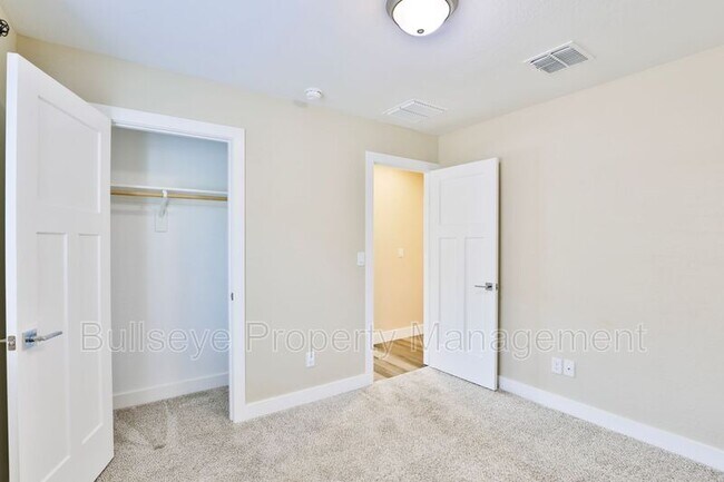 Building Photo - 5119 S 11th Pl