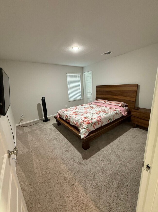 Building Photo - Spacious 5BR House in Pilot Point