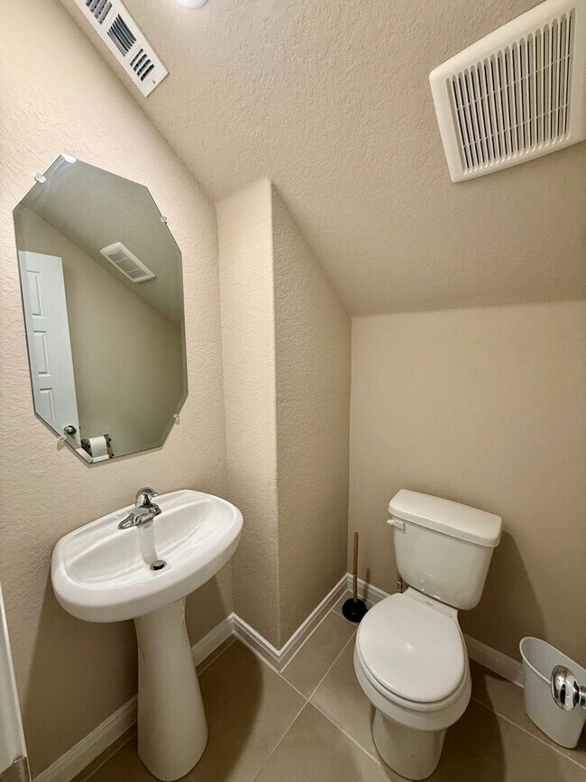 Building Photo - Modern Comfort and Stylish Living