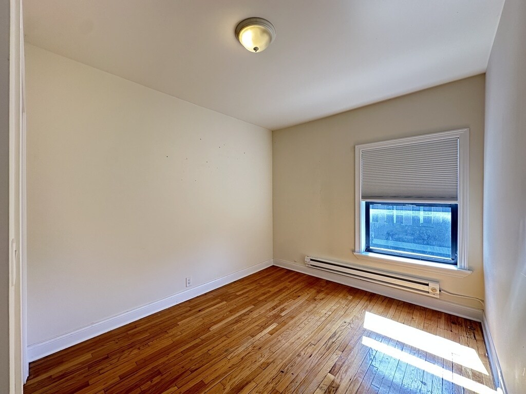 Building Photo - 834 W Waveland Ave