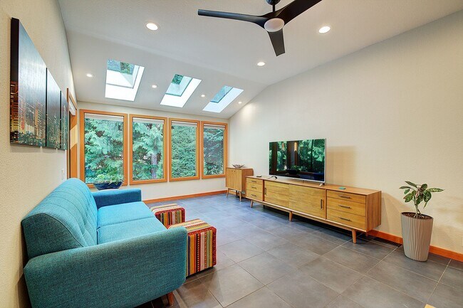 Building Photo - 4bd/3ba Sammamish House