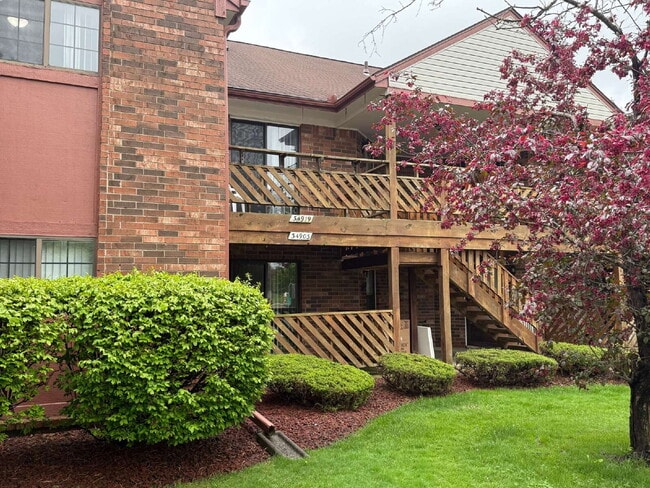 Building Photo - "1-Bedroom Condo Retreat in Fraser with 45...