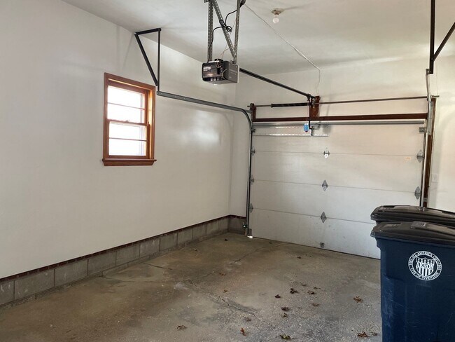 Building Photo - 1910 Thornapple Ave