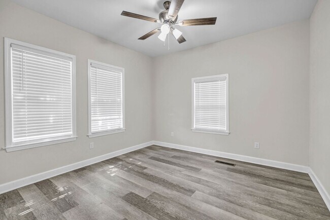 Building Photo - CHARMING 3 BEDROOM BUNGALOW WITH BONUS ROO...