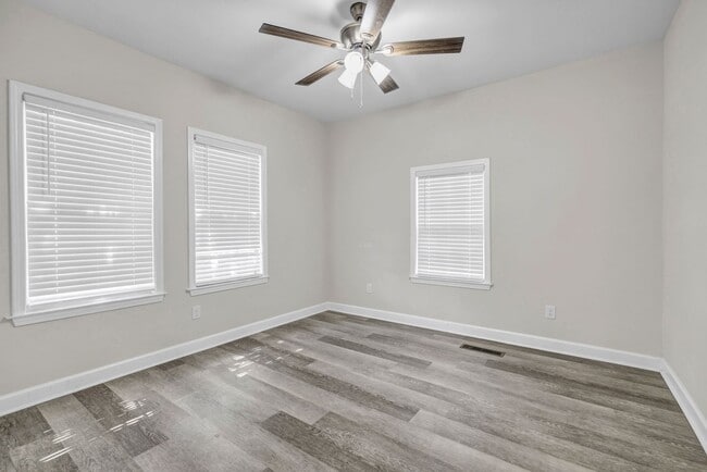 Building Photo - CHARMING 4 BEDROOM BUNGALOW IN THE HEART O...