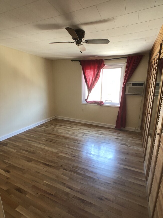 Building Photo - Well-maintained Passyunk Square 2 Bedroom Home! W/D! Yard!