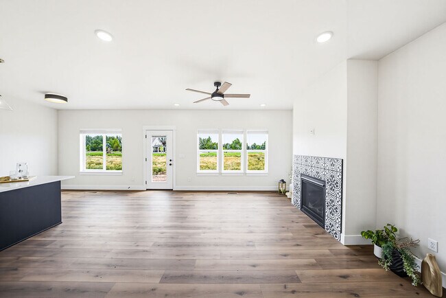 Building Photo - 485 E River Rd