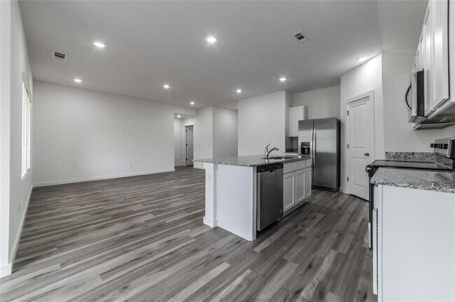 Building Photo - 307 NW Belleflower St