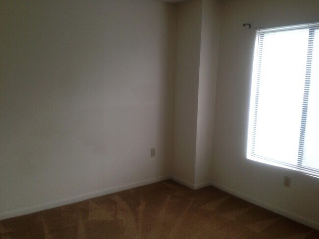 Building Photo - 1600 Park Cir