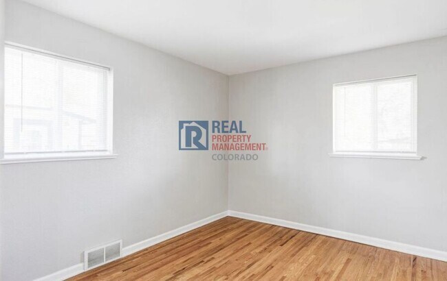Building Photo - 1610 Xanthia St