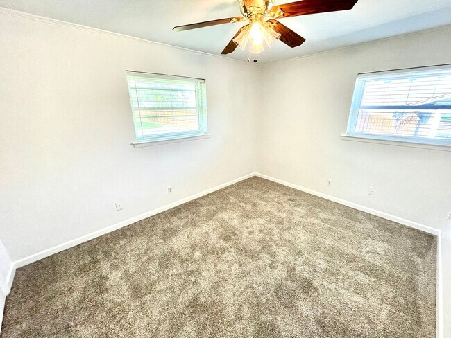 Building Photo - 201 E Fuller Dr