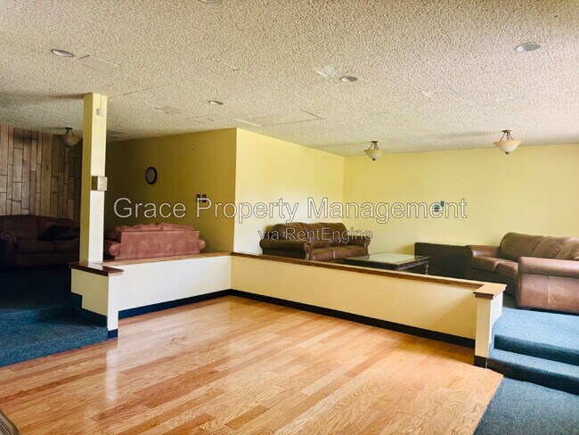 Building Photo - 501 Golden Cir