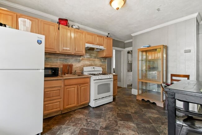 Building Photo - 198-200-200 Blossom St