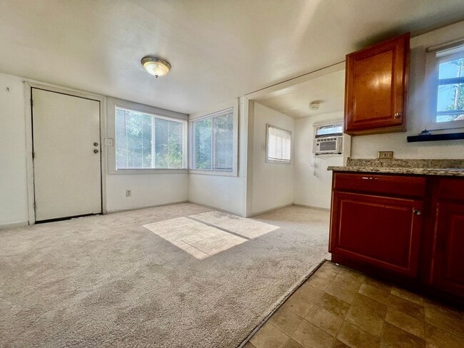 Building Photo - Fantastic home in desirable Englewood neighborhood