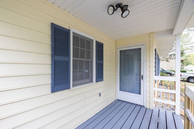 Building Photo - Beautifully Renovated 4-Bedroom Home in Ch...