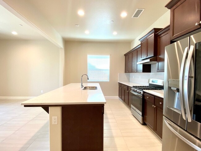 Building Photo - $2,495 Leonard & Ashlan, 3 Bedroom Home - ...