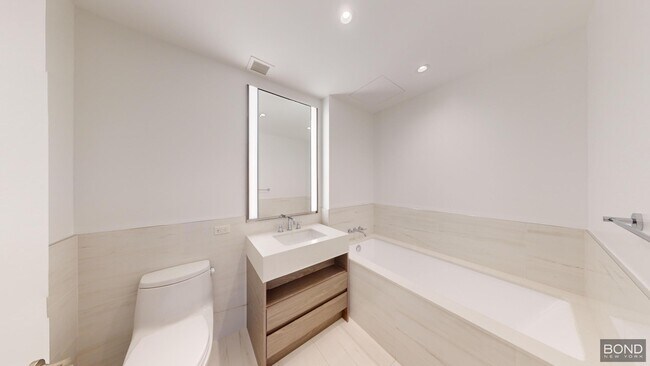 Building Photo - 635 W 59th St