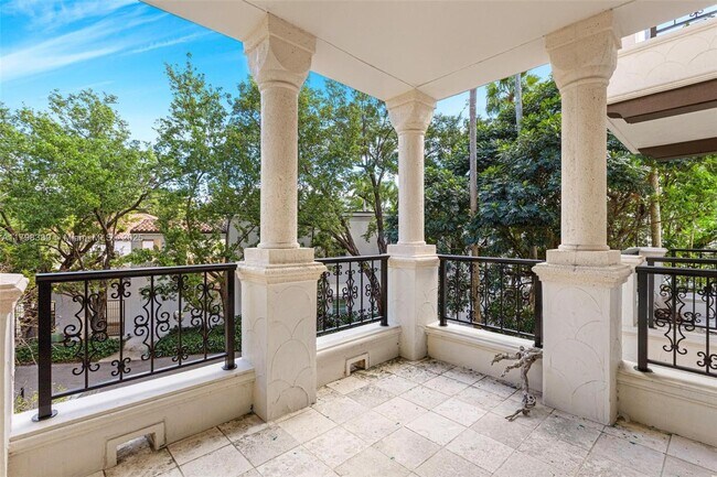 Building Photo - 2021 Fisher Island Dr