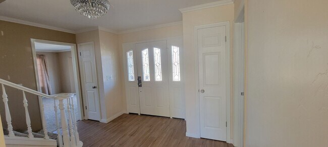 Building Photo - Beautiful house with natural light