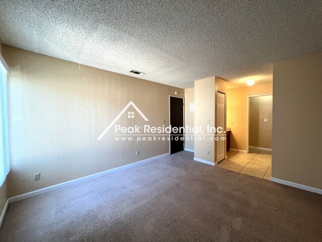 Building Photo - Spacious Elk Grove 2bd/2ba Triplex