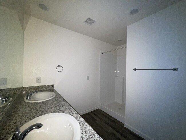 Building Photo - 4 bed 2 bath spacious home with garage BHCRENT.COM
