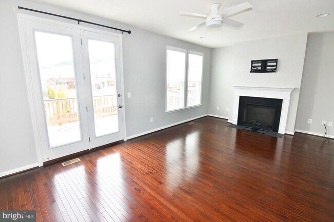 Building Photo - 165 Solara Dr