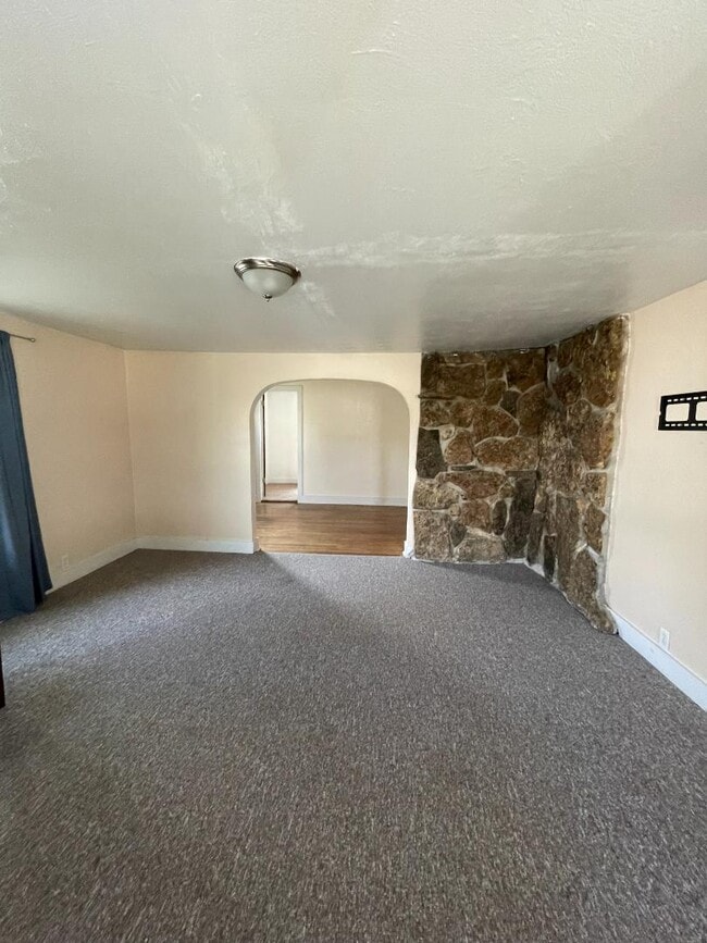 Building Photo - 211 W Elm Ave