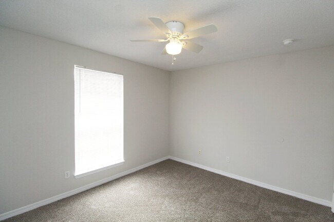 Building Photo - Southwest Pensacola Home – 3 Bedrooms, Gar...