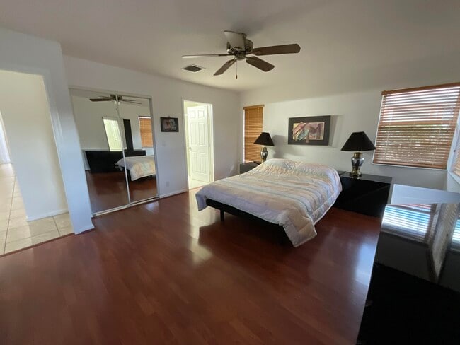 Building Photo - 5570 Royal Lake Cir