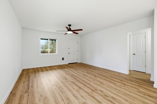 Building Photo - Newly Renovated 2 Bedroom Home