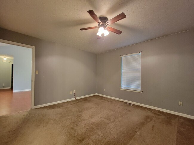 Building Photo - Charming Douglasville Home with Bonus Base...