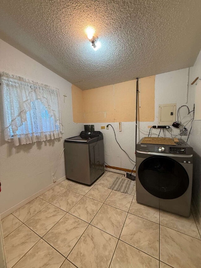 Building Photo - 10449 Chinaberry Dr